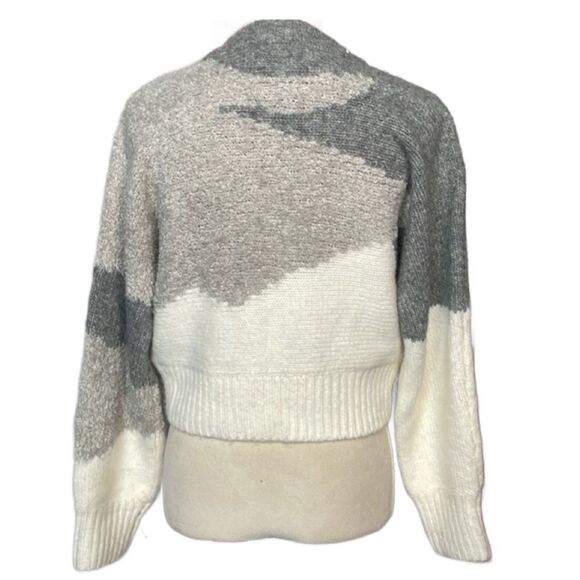 Abercrombie & Fitch Gray & White Geometric Cropped Sweater (Size: XS) - Picture 4 of 13